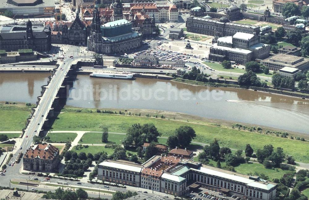 Luftaufnahme Dresden - Stadtzentrum Dresden mit dem Hotel Bellevue.