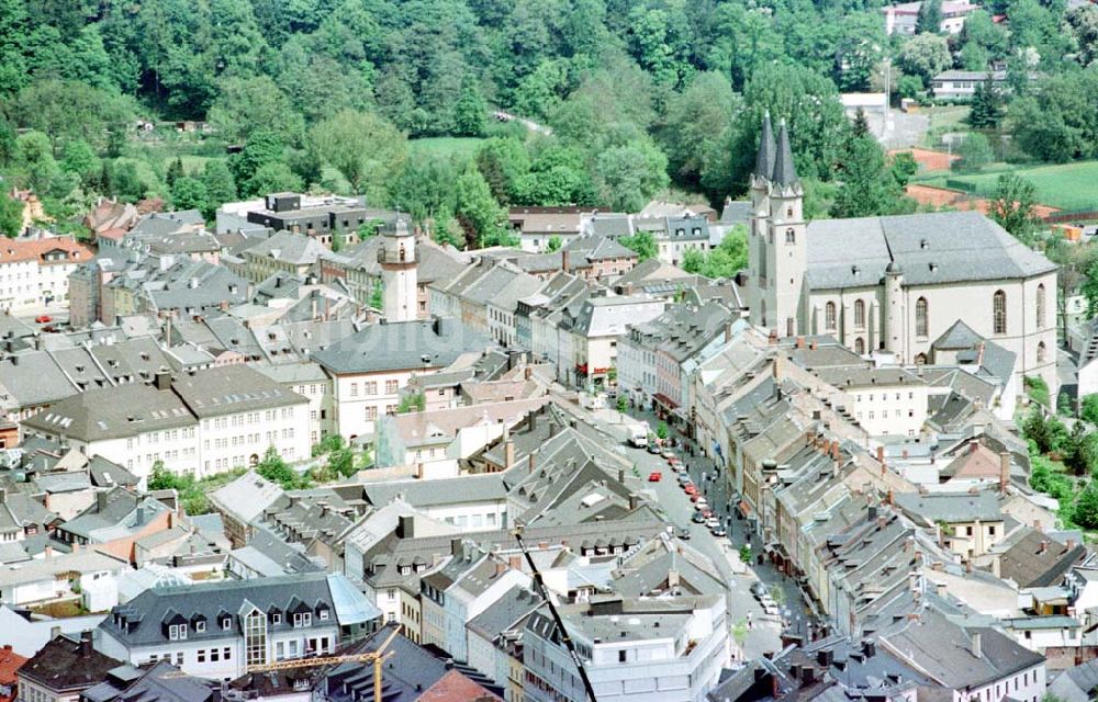 Hof / Bayern aus der Vogelperspektive: Stadtzentrum mit Einkaufsboulevard in Hof.