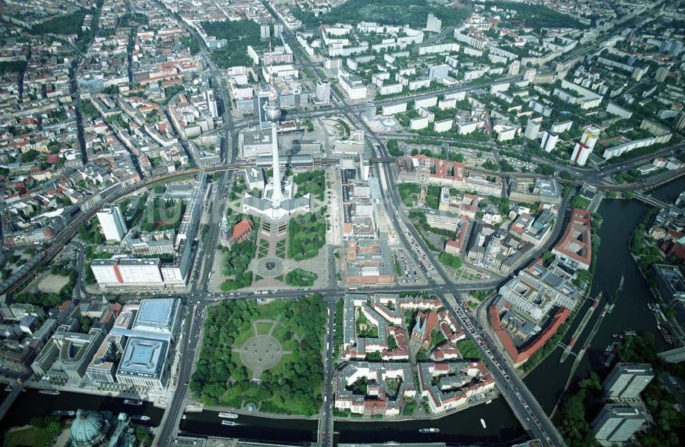 Berlin aus der Vogelperspektive: Stadtzentrum am Fernsehturm in Berlin - Mitte