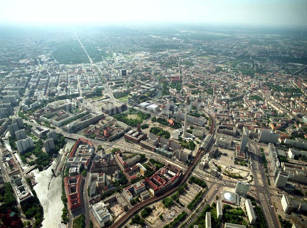 Luftaufnahme Berlin - Stadtzentrum am Fernsehturm in Berlin - Mitte