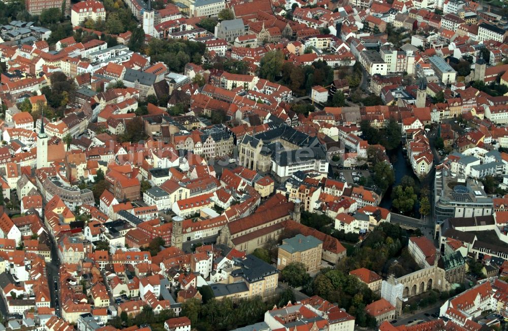 Erfurt von oben - Stadtzentrum mit Fischmarkt und dem historischen Rathaus der Landeshauptstadt Erfurt in Thüringen