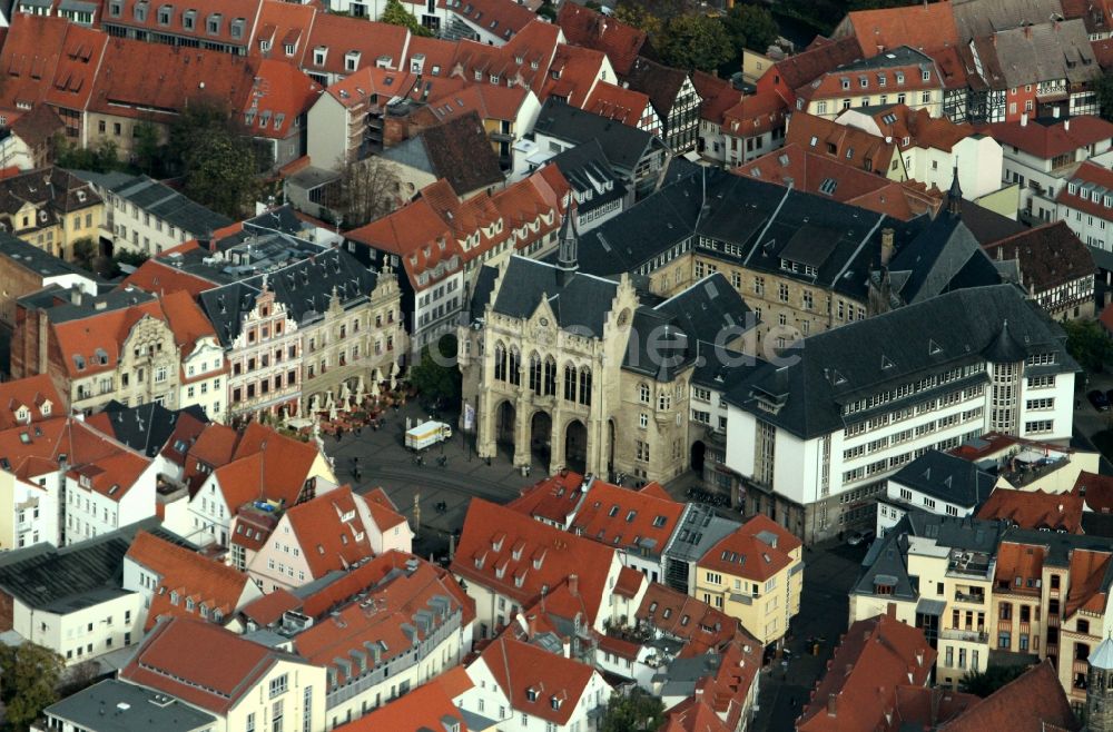 Erfurt aus der Vogelperspektive: Stadtzentrum mit Fischmarkt und dem historischen Rathaus der Landeshauptstadt Erfurt in Thüringen