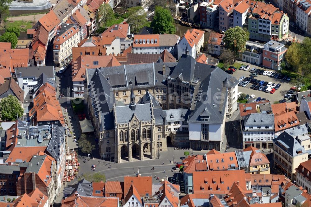 Erfurt von oben - Stadtzentrum mit Fischmarkt und dem historischen Rathaus der Landeshauptstadt Erfurt in Thüringen