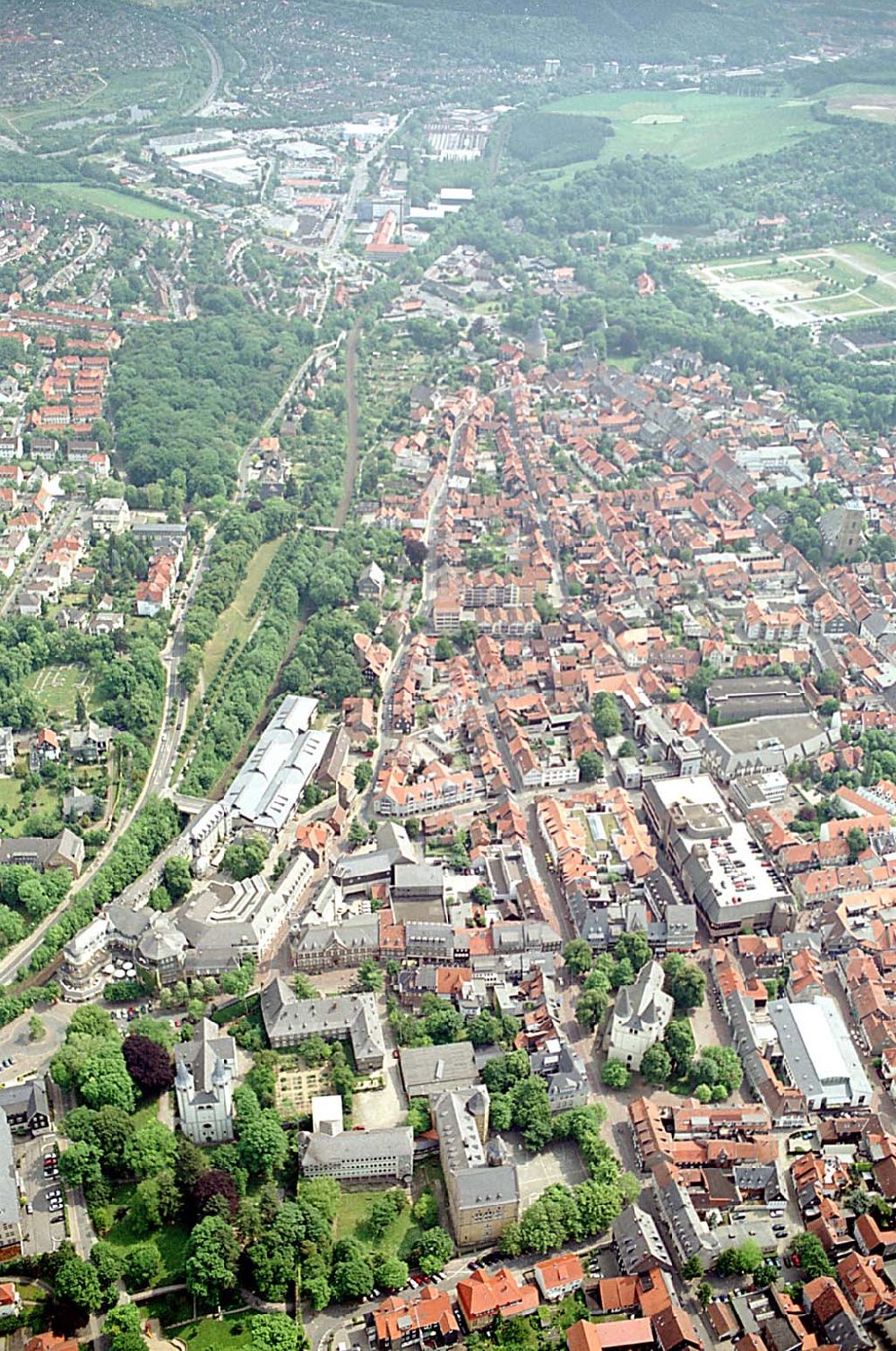 Luftbild Goslar/ Niedersachsen - Stadtzentrum von Goslar in Niedersachsen am Westharz. Ort: Goslar/ Niedersachsen Datum: 31.05.2003