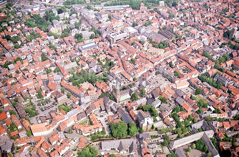 Goslar/ Niedersachsen aus der Vogelperspektive: Stadtzentrum von Goslar in Niedersachsen am Westharz. Ort: Goslar/ Niedersachsen Datum: 31.05.2003