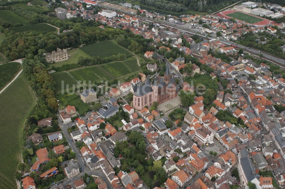 Oppenheim von oben - Stadtzentrum an der gotischen Katharinenkirche in Oppenheim in Rheinland-Pfalz