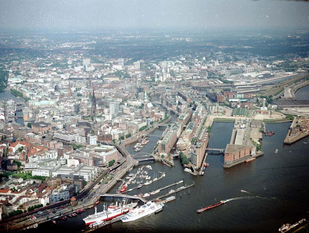 Hamburg von oben - Stadtzentrum von Hamburg mit der alten Speicherstadt.