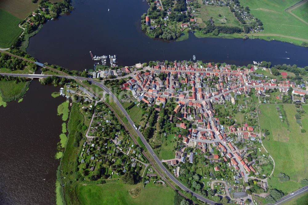 Luftaufnahme Havelsee - Stadtzentrum von Havelsee am Ufer der Havel und am Pritzerber See im Bundesland Brandenburg