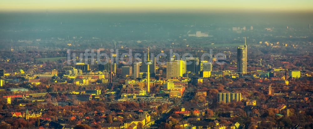 Luftbild Essen - Stadtzentrum mit der herbstlichen Skyline im Innenstadtbereich in Essen im Bundesland Nordrhein-Westfalen