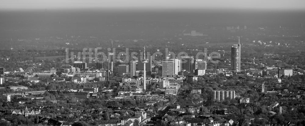 Luftaufnahme Essen - Stadtzentrum mit der herbstlichen Skyline im Innenstadtbereich in Essen im Bundesland Nordrhein-Westfalen