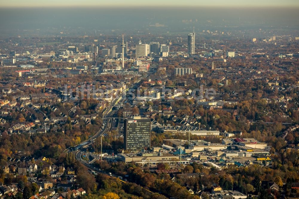 Luftaufnahme Essen - Stadtzentrum mit der herbstlichen Skyline im Innenstadtbereich in Essen im Bundesland Nordrhein-Westfalen