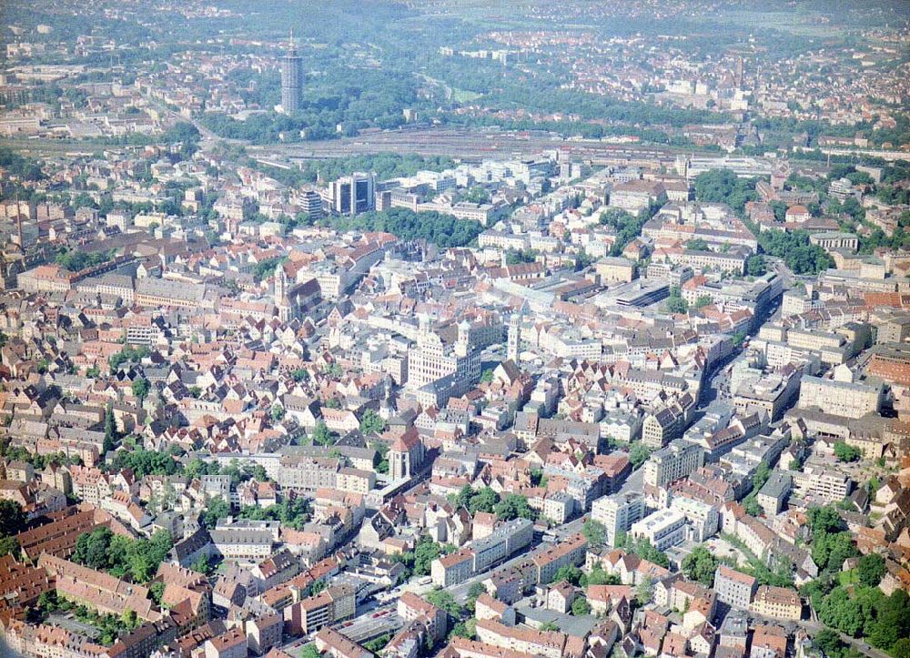 Augsburg / Bayern aus der Vogelperspektive: Stadtzentrum und historische Altstadt von Augsburg / Bayern.