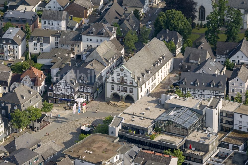 Brilon aus der Vogelperspektive: Stadtzentrum mit dem historisches Rathaus von Brilon im Bundesland Nordrhein-Westfalen