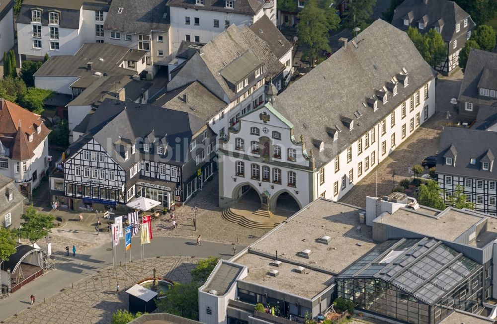 Luftbild Brilon - Stadtzentrum mit dem historisches Rathaus von Brilon im Bundesland Nordrhein-Westfalen