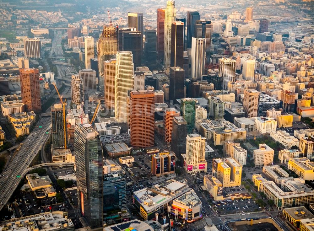 Los Angeles aus der Vogelperspektive: Stadtzentrum mit Hochhäusern und Wolkenkratzern im Innenstadtbereich von Los Angeles in Kalifornien, USA