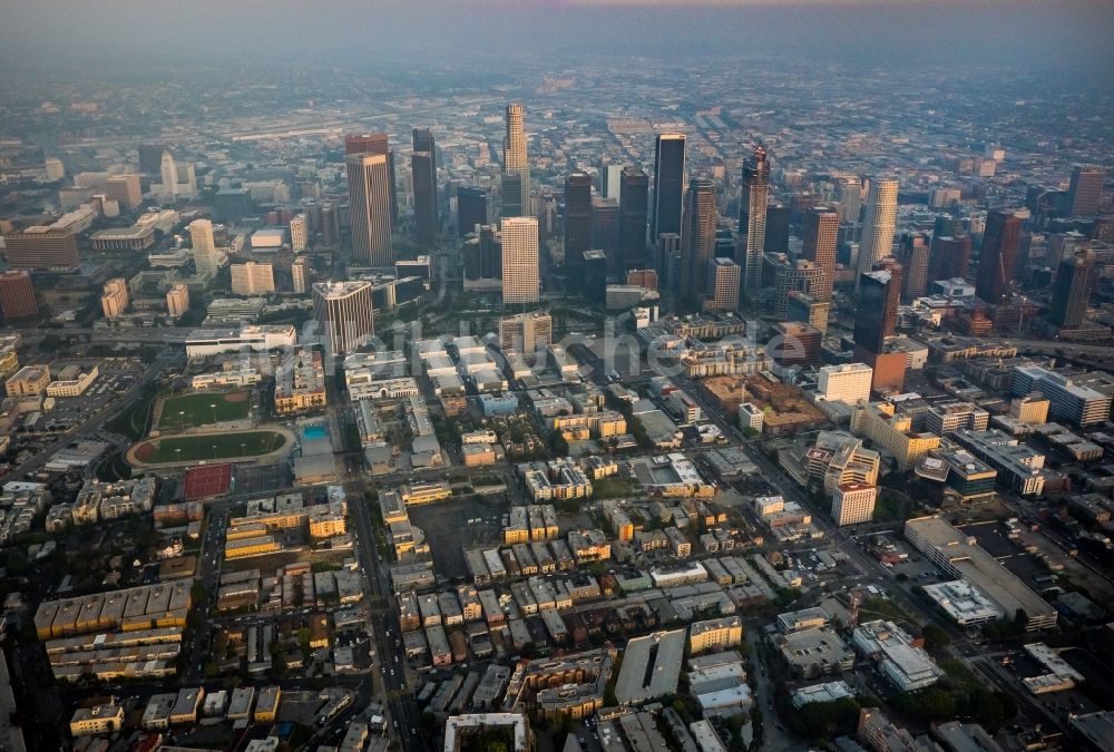 Los Angeles aus der Vogelperspektive: Stadtzentrum mit Hochhäusern und Wolkenkratzern im Innenstadtbereich von Los Angeles in Kalifornien, USA