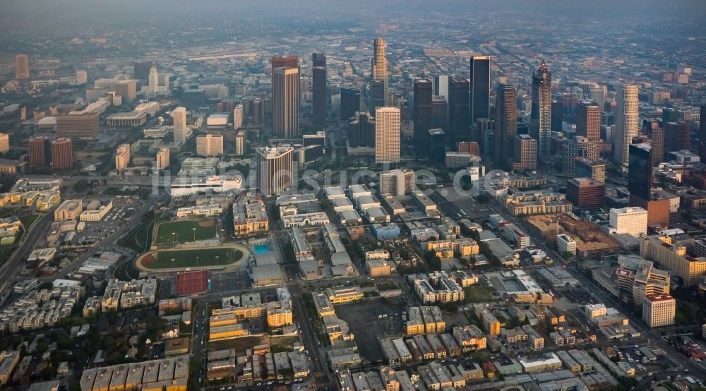 Luftbild Los Angeles - Stadtzentrum mit Hochhäusern und Wolkenkratzern im Innenstadtbereich von Los Angeles in Kalifornien, USA