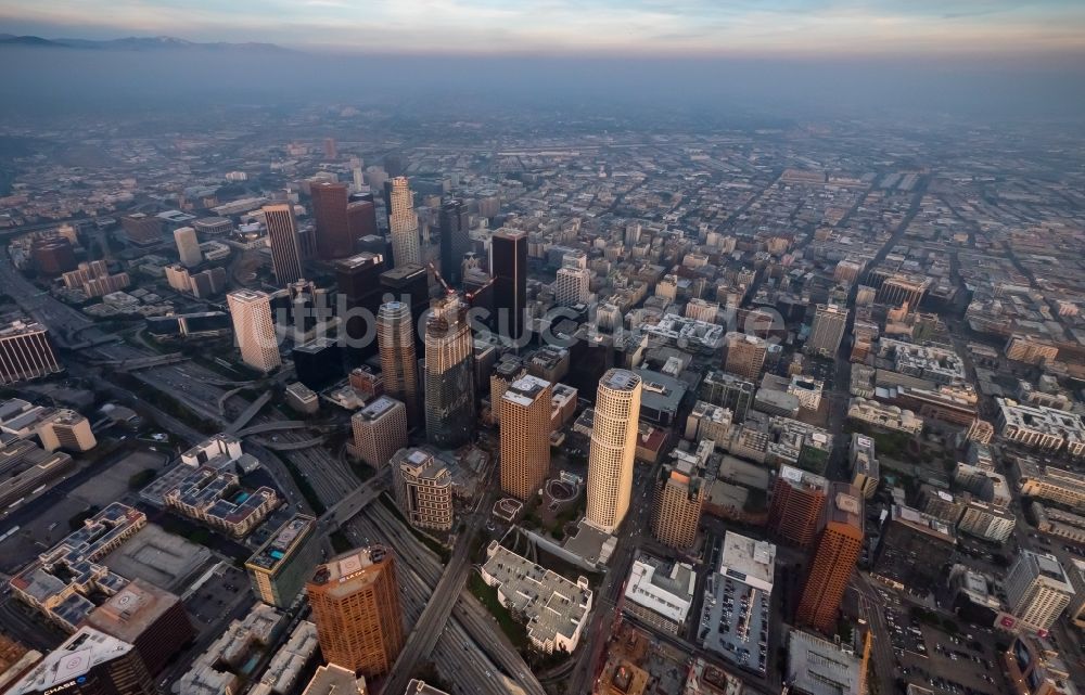 Los Angeles von oben - Stadtzentrum mit Hochhäusern und Wolkenkratzern im Innenstadtbereich von Los Angeles in Kalifornien, USA