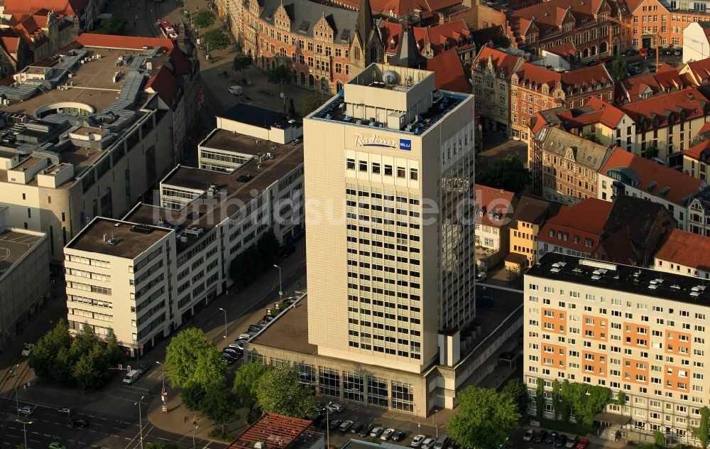 Erfurt von oben - Stadtzentrum der Innenstadt am Anger mit Gebäuden der Hauptpost , Kaufmannskirche , Hotel Radisson und Einkaufszentrum Anger 1 in der Landeshauptstadt Erfurt in Thüringen