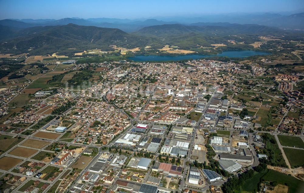 Banyoles von oben - Stadtzentrum der Innenstadt von Banyoles an der Costa Brava in Katalonien in Spanien