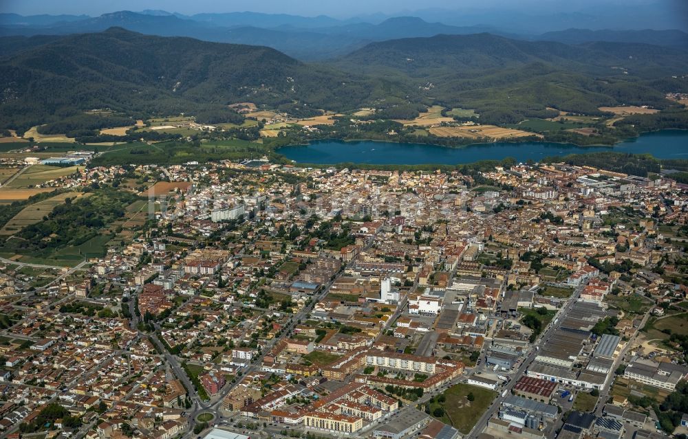 Banyoles aus der Vogelperspektive: Stadtzentrum der Innenstadt von Banyoles an der Costa Brava in Katalonien in Spanien