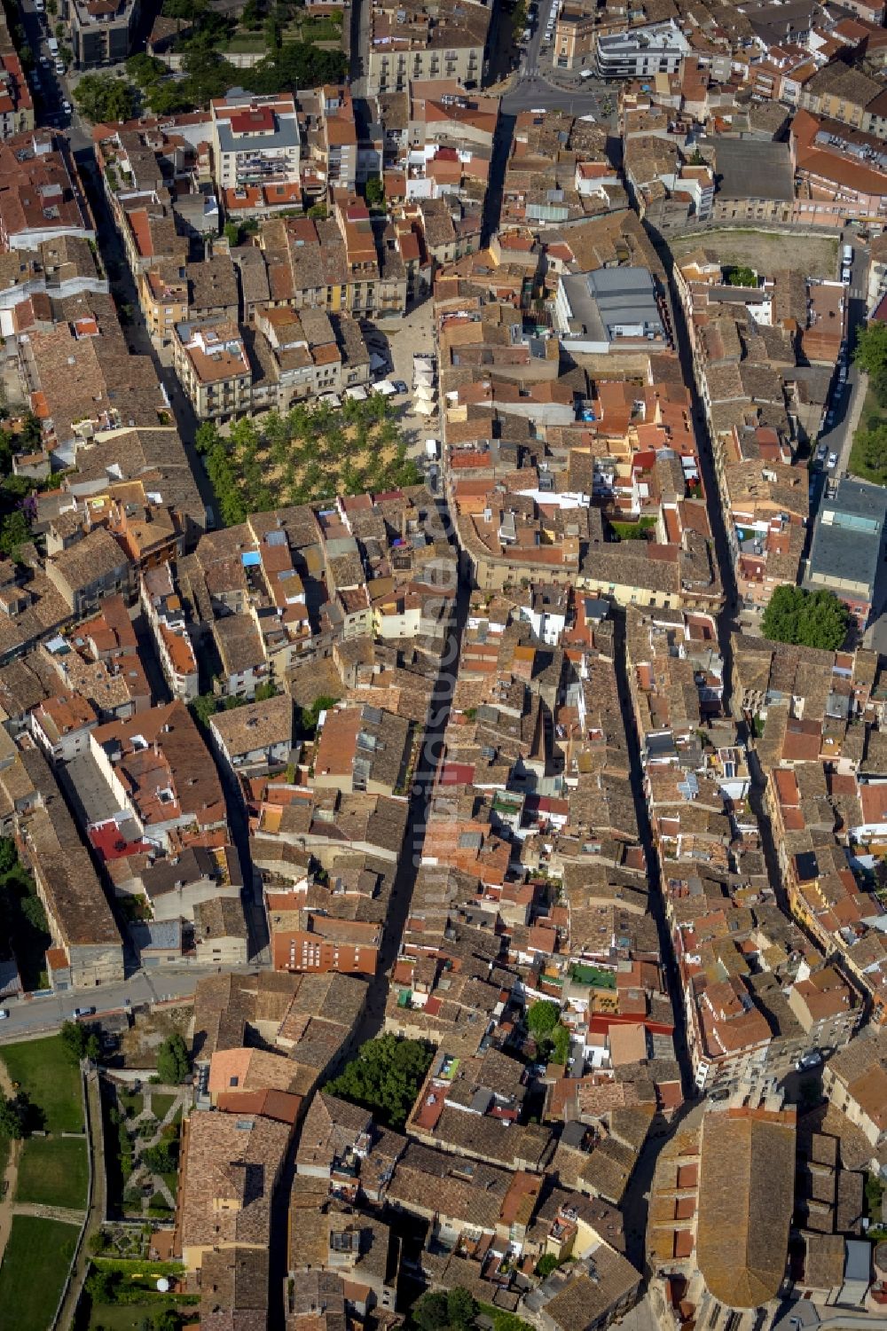 Banyoles aus der Vogelperspektive: Stadtzentrum der Innenstadt von Banyoles an der Costa Brava in Katalonien in Spanien