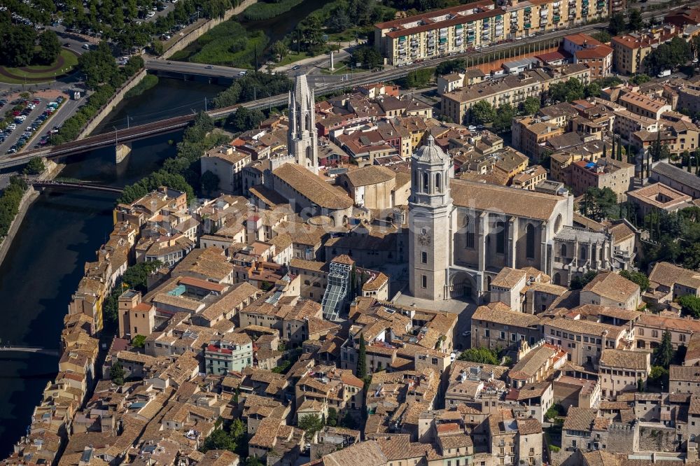 Girona aus der Vogelperspektive: Stadtzentrum der Innenstadt mit der Catedrale de Santa Maria de Girona und Kirche Sant Feliu in Girona in Spanien