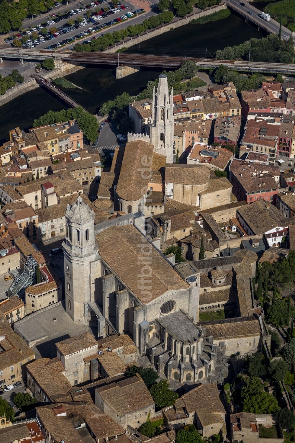 Luftbild Girona - Stadtzentrum der Innenstadt mit der Catedrale de Santa Maria de Girona und Kirche Sant Feliu in Girona in Spanien