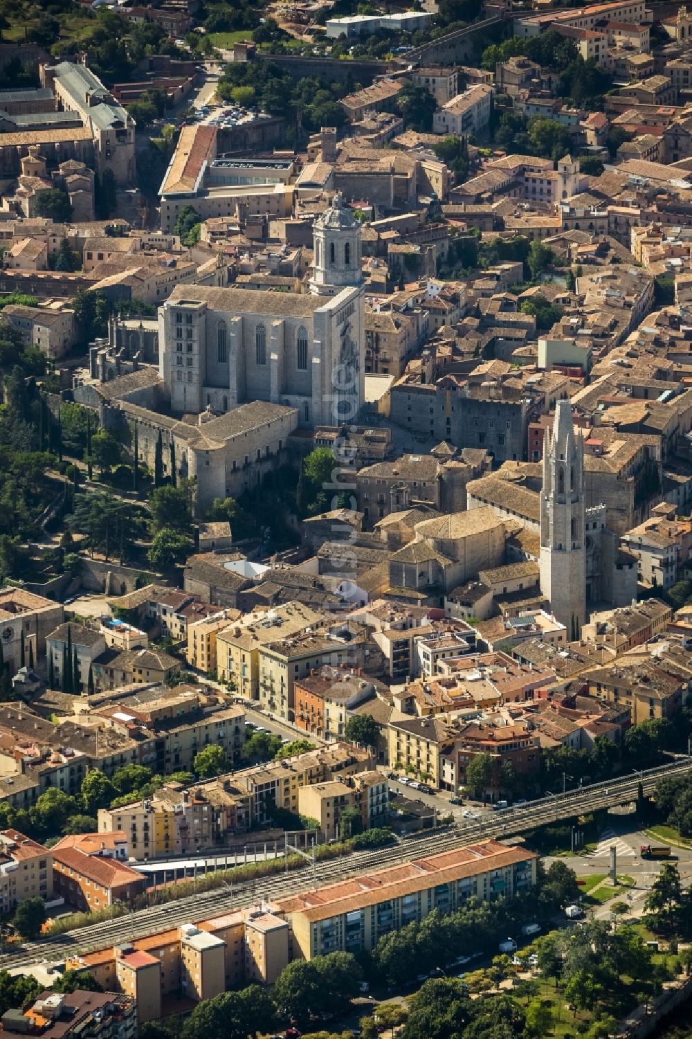 Luftaufnahme Girona - Stadtzentrum der Innenstadt mit der Catedrale de Santa Maria de Girona und Kirche Sant Feliu in Girona in Spanien