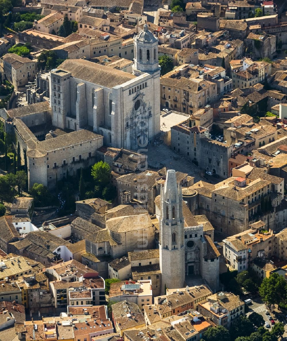 Girona aus der Vogelperspektive: Stadtzentrum der Innenstadt mit der Catedrale de Santa Maria de Girona und Kirche Sant Feliu in Girona in Spanien