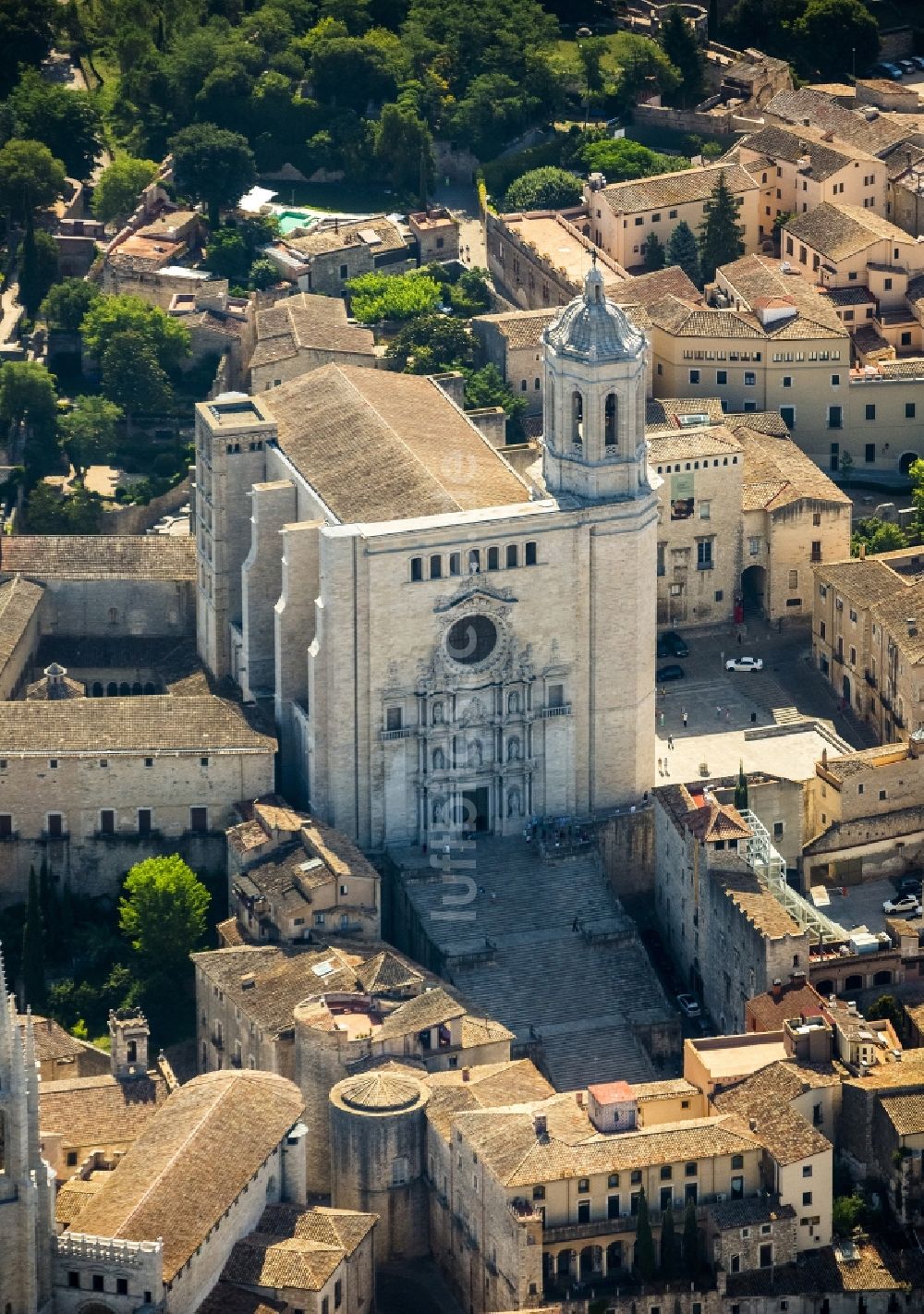 Girona von oben - Stadtzentrum der Innenstadt mit der Catedrale de Santa Maria de Girona und Kirche Sant Feliu in Girona in Spanien