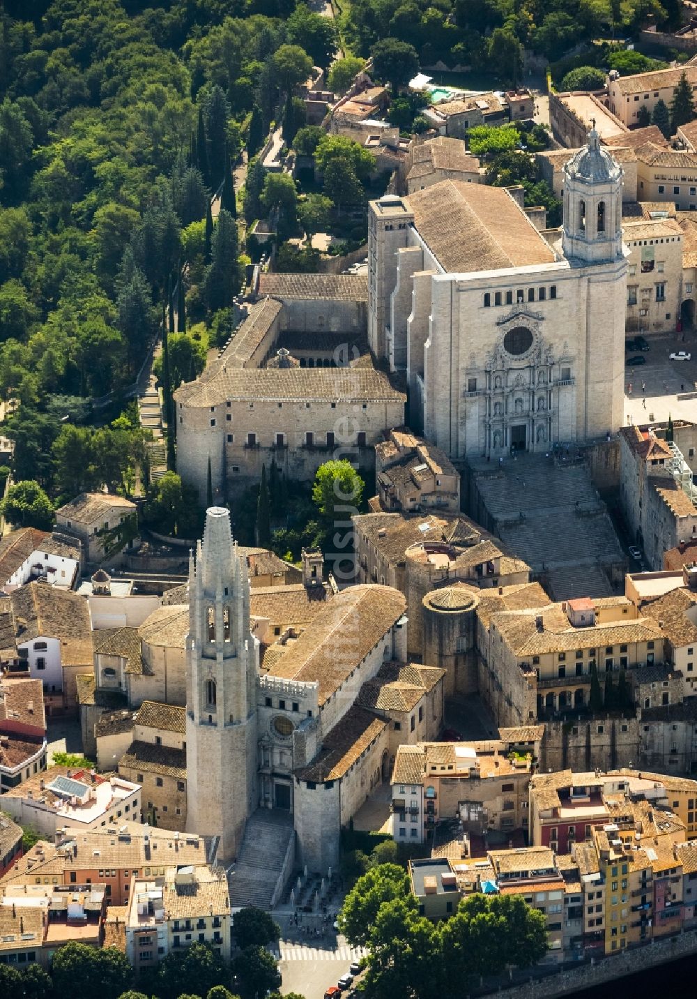 Girona aus der Vogelperspektive: Stadtzentrum der Innenstadt mit der Catedrale de Santa Maria de Girona und Kirche Sant Feliu in Girona in Spanien