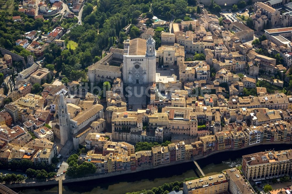 Luftbild Girona - Stadtzentrum der Innenstadt mit der Catedrale de Santa Maria de Girona und Kirche Sant Feliu in Girona in Spanien