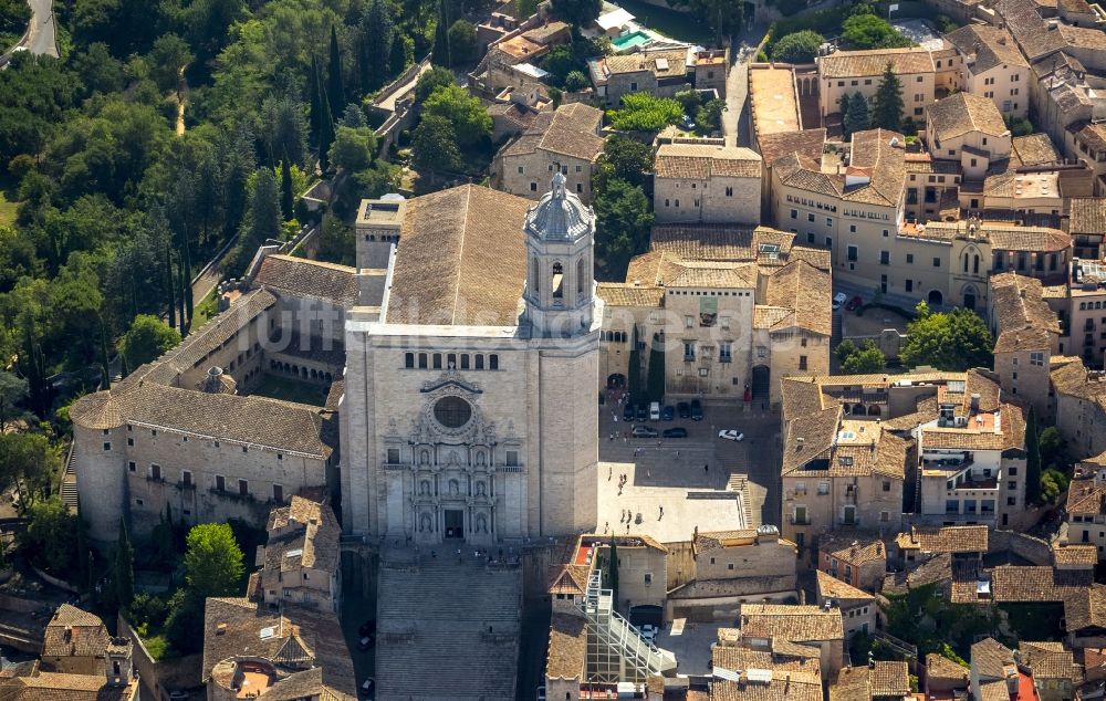 Luftaufnahme Girona - Stadtzentrum der Innenstadt mit der Catedrale de Santa Maria de Girona und Kirche Sant Feliu in Girona in Spanien