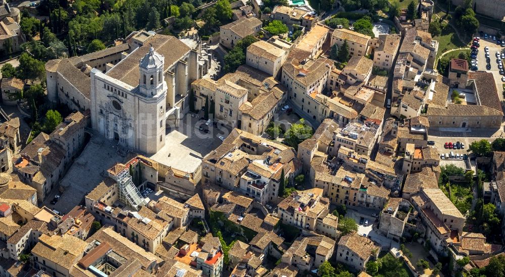 Girona aus der Vogelperspektive: Stadtzentrum der Innenstadt mit der Catedrale de Santa Maria de Girona und Kirche Sant Feliu in Girona in Spanien