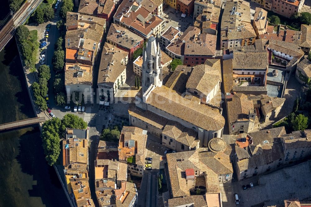 Luftbild Girona - Stadtzentrum der Innenstadt mit der Catedrale de Santa Maria de Girona und Kirche Sant Feliu in Girona in Spanien