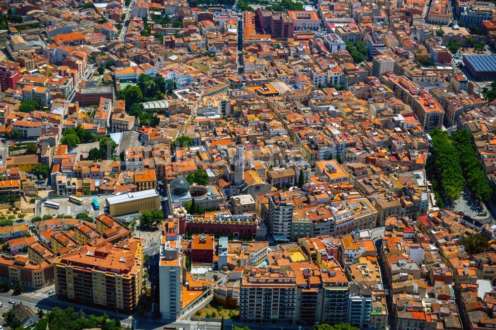 Figueres von oben - Stadtzentrum mit Innenstadt von Figueres in Spanien