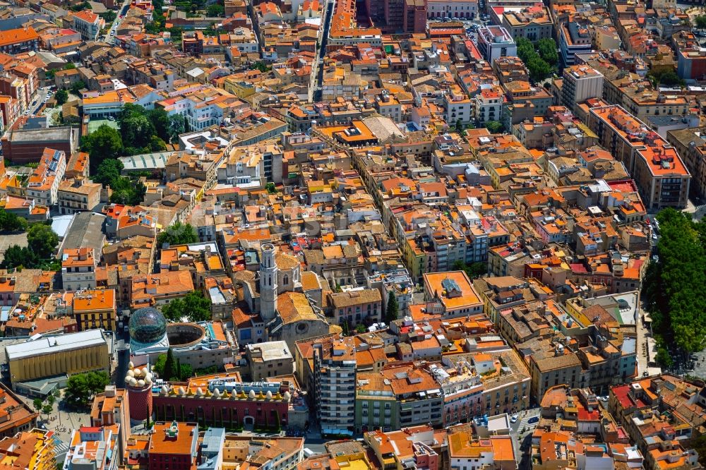 Figueres aus der Vogelperspektive: Stadtzentrum mit Innenstadt von Figueres in Spanien