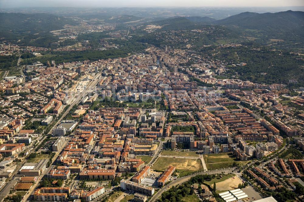 Girona aus der Vogelperspektive: Stadtzentrum der Innenstadt mit historischer Altstadt in Girona in Spanien