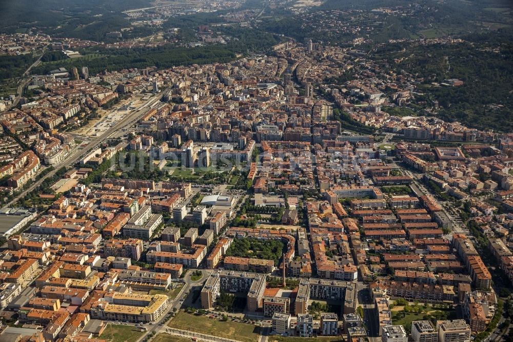 Luftbild Girona - Stadtzentrum der Innenstadt mit historischer Altstadt in Girona in Spanien