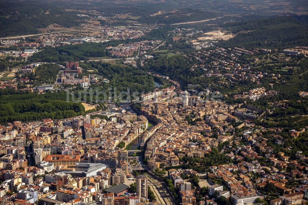 Luftaufnahme Girona - Stadtzentrum der Innenstadt mit historischer Altstadt in Girona in Spanien