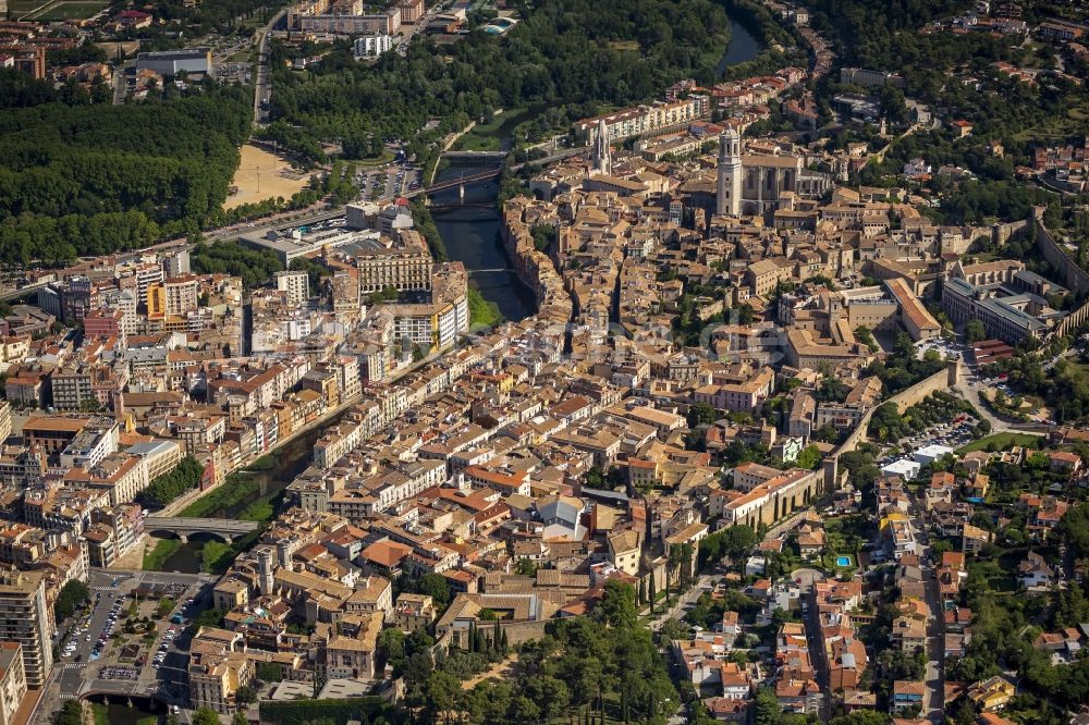 Girona von oben - Stadtzentrum der Innenstadt mit historischer Altstadt in Girona in Spanien