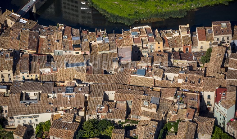 Luftaufnahme Girona - Stadtzentrum der Innenstadt mit historischer Altstadt in Girona in Spanien