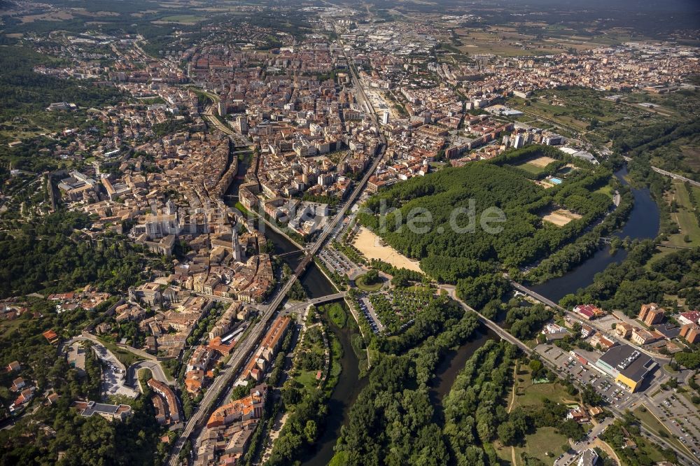 Girona aus der Vogelperspektive: Stadtzentrum der Innenstadt mit historischer Altstadt in Girona in Spanien