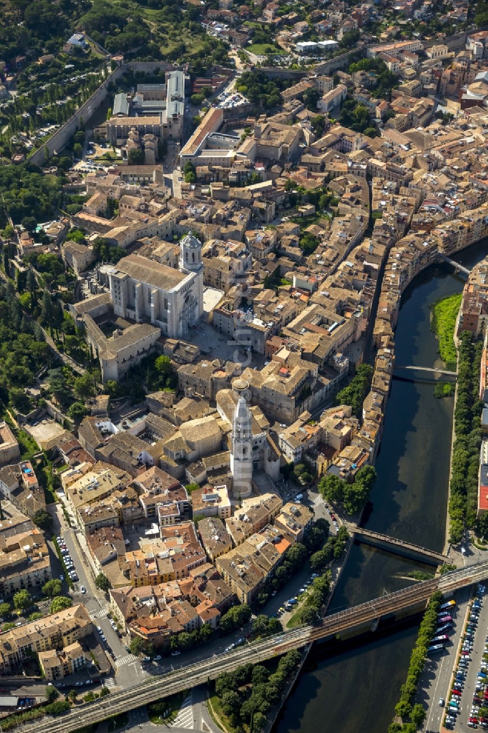 Luftbild Girona - Stadtzentrum der Innenstadt mit historischer Altstadt in Girona in Spanien