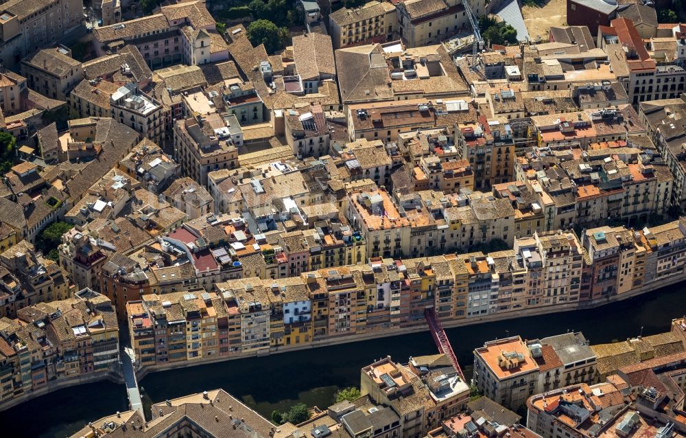 Girona von oben - Stadtzentrum der Innenstadt mit historischer Altstadt in Girona in Spanien