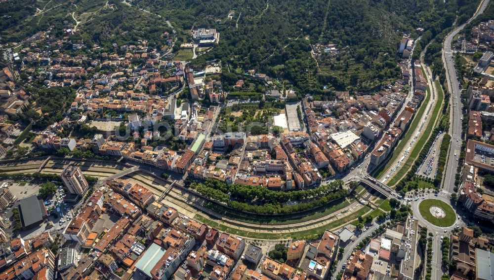 Luftbild Girona - Stadtzentrum der Innenstadt mit historischer Altstadt in Girona in Spanien