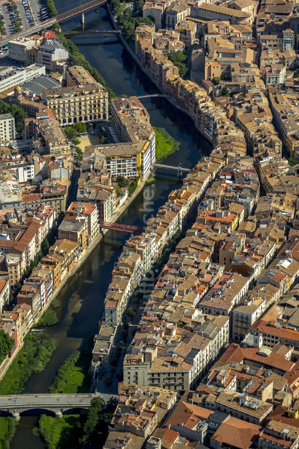 Luftaufnahme Girona - Stadtzentrum der Innenstadt mit historischer Altstadt in Girona in Spanien