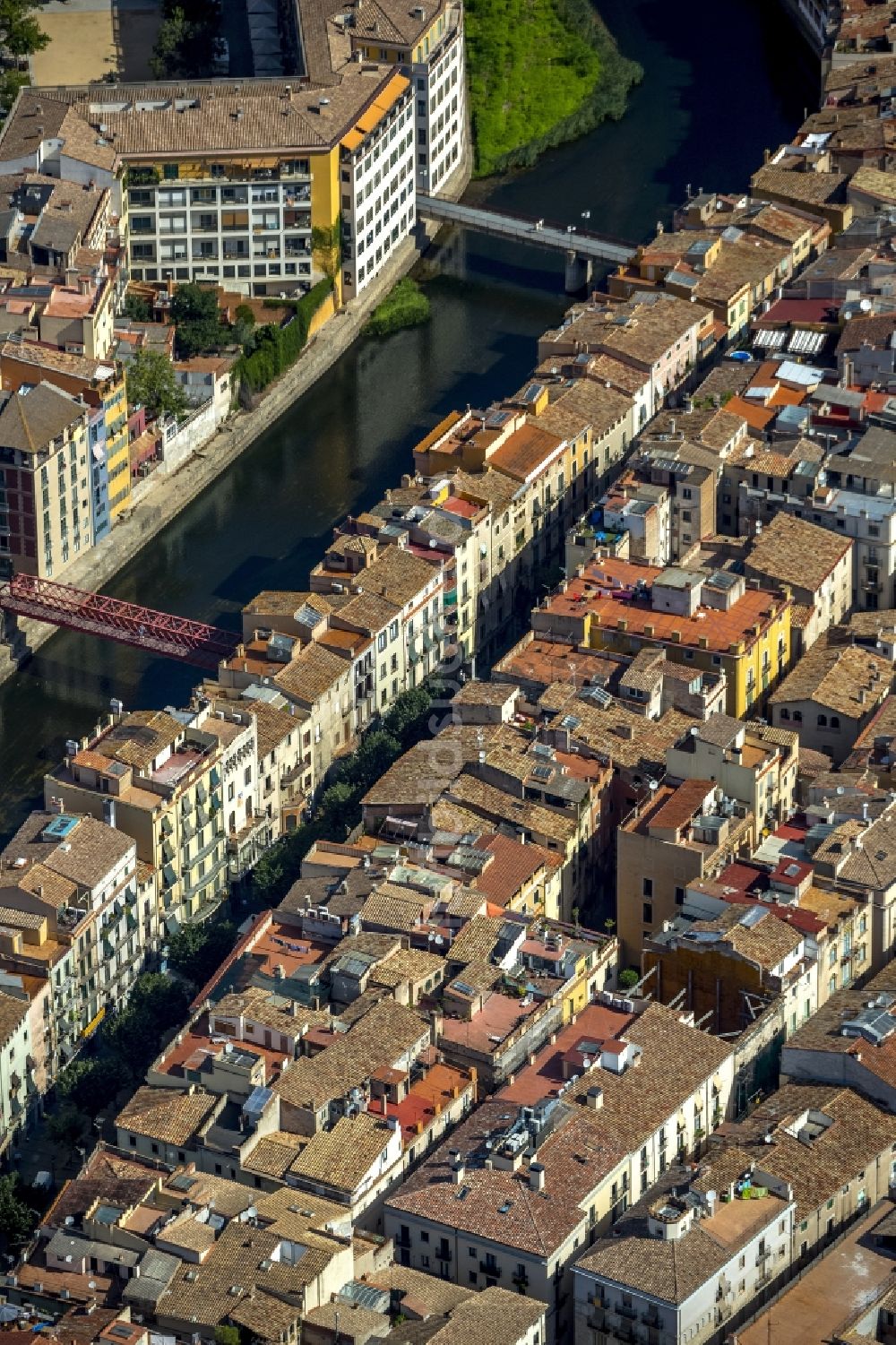 Girona aus der Vogelperspektive: Stadtzentrum der Innenstadt mit historischer Altstadt in Girona in Spanien