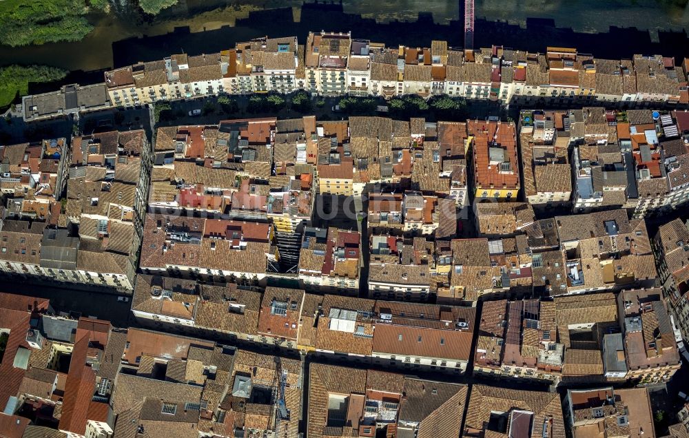 Luftbild Girona - Stadtzentrum der Innenstadt mit historischer Altstadt in Girona in Spanien